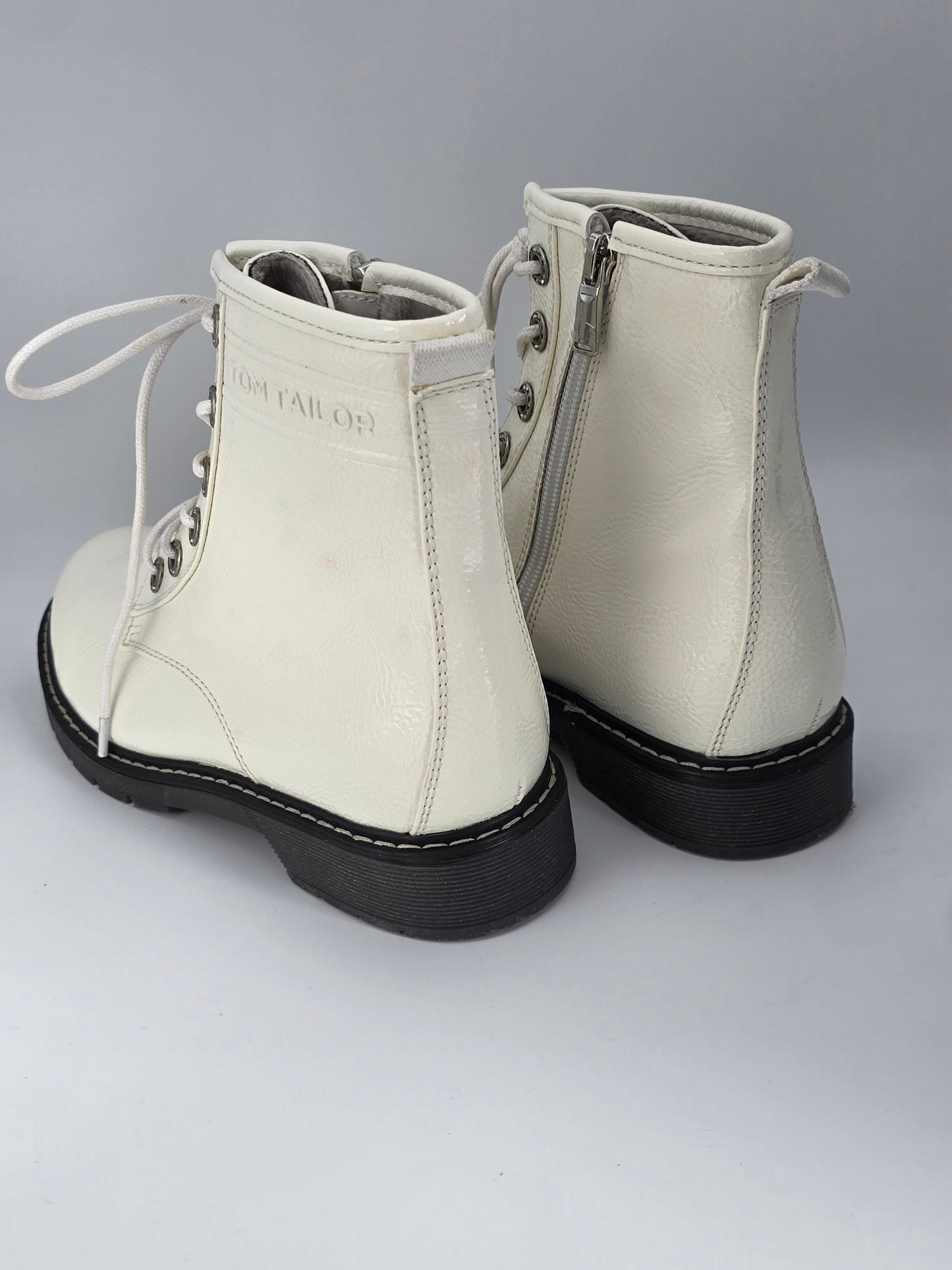 TOM TAILOR Damen Boots Offwhite – Schnürstiefeletten mit Profilsohle (Gr.39)
