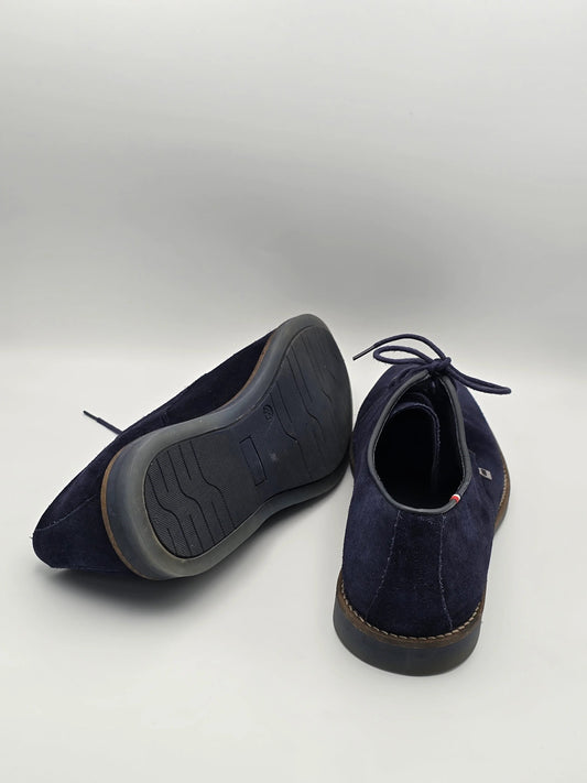 Dunkelblaue Wildleder-Schuhe mit Schnürung und Gummisohle auf weißem Hintergrund