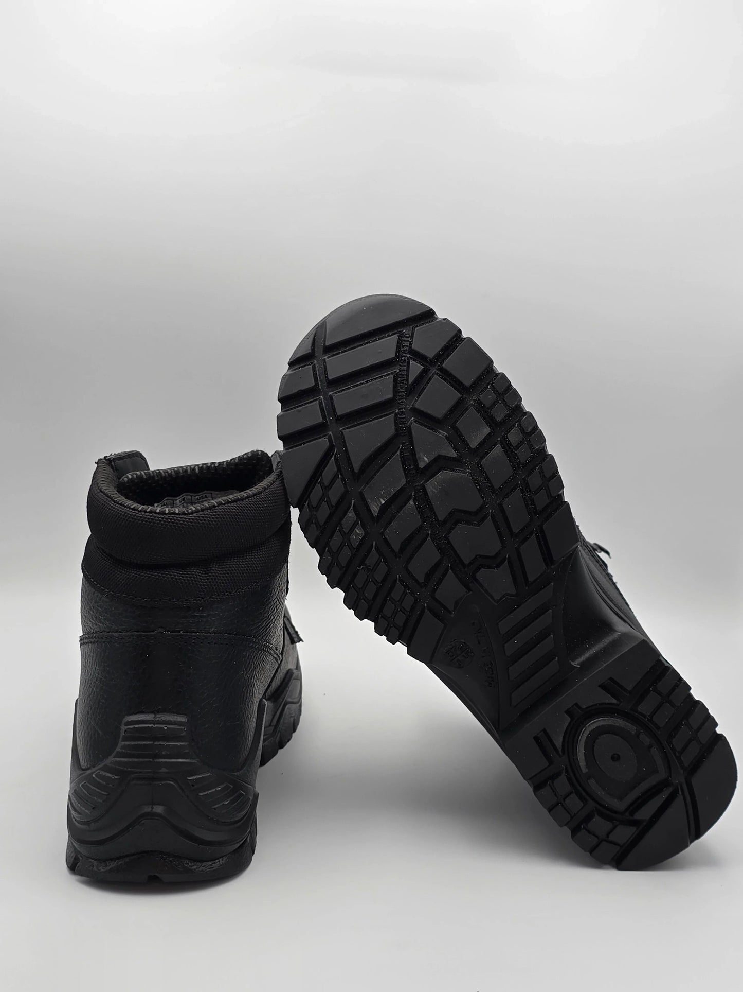 Schwarzer Winterstiefel mit Profilsohle, nachhaltig, auf hellem Hintergrund