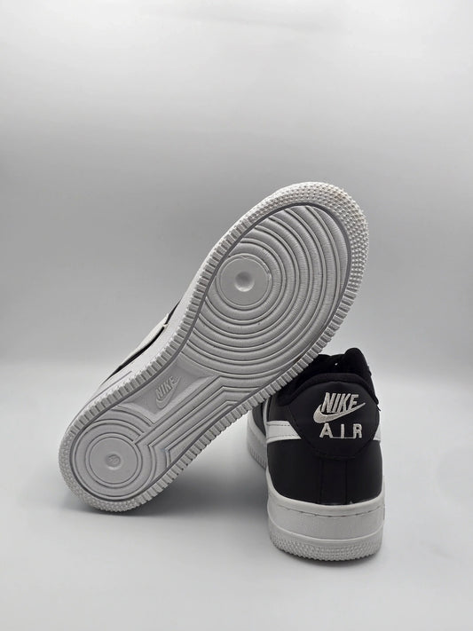Schwarze und weiße Sneaker auf hellem Hintergrund, moderner Streetwear-Schuh, Produktfoto