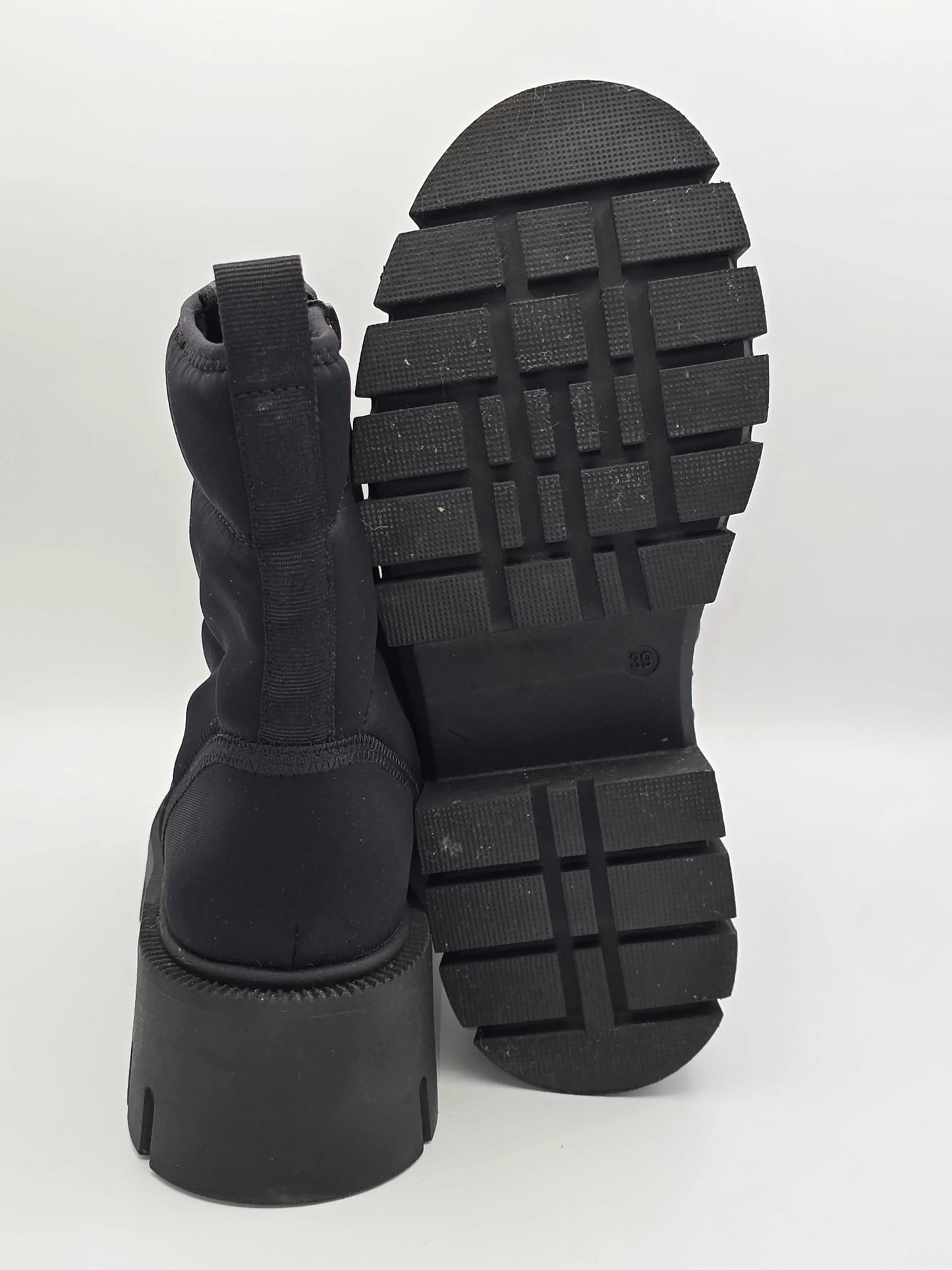 Schwarze Damen Stiefeletten mit dicker Profilsohle, modern und robust, vor weißem Hintergrund