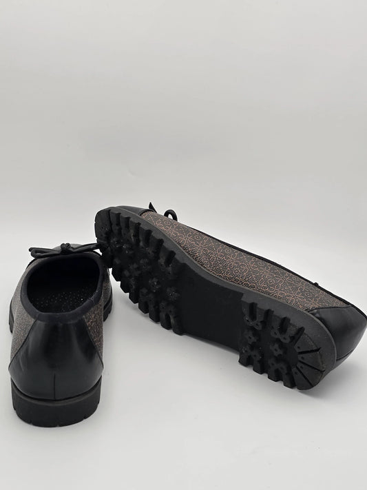 Damen Halbschuhe mit Muster, schwarze Sohle, nachhaltige Mode, Seiten- und Sohlenansicht