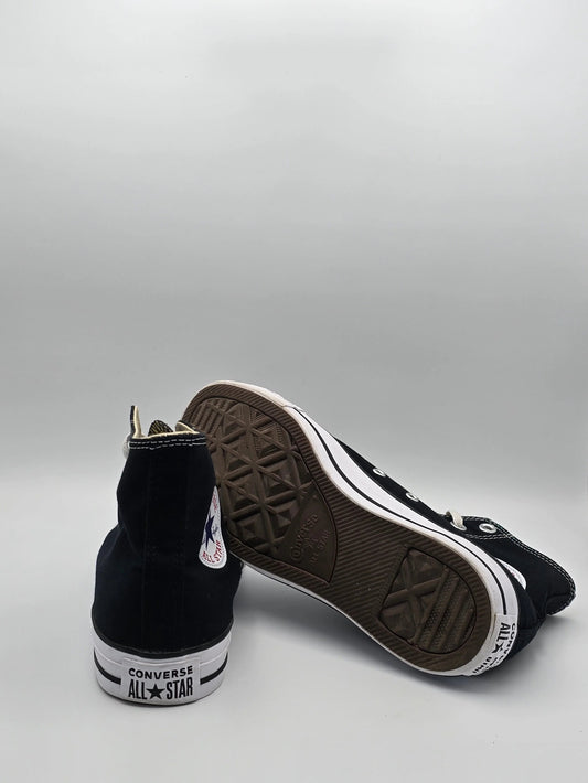 Schwarze hohe Sneaker mit weißer Sohle und Converse All Star Logo, auf weißem Hintergrund