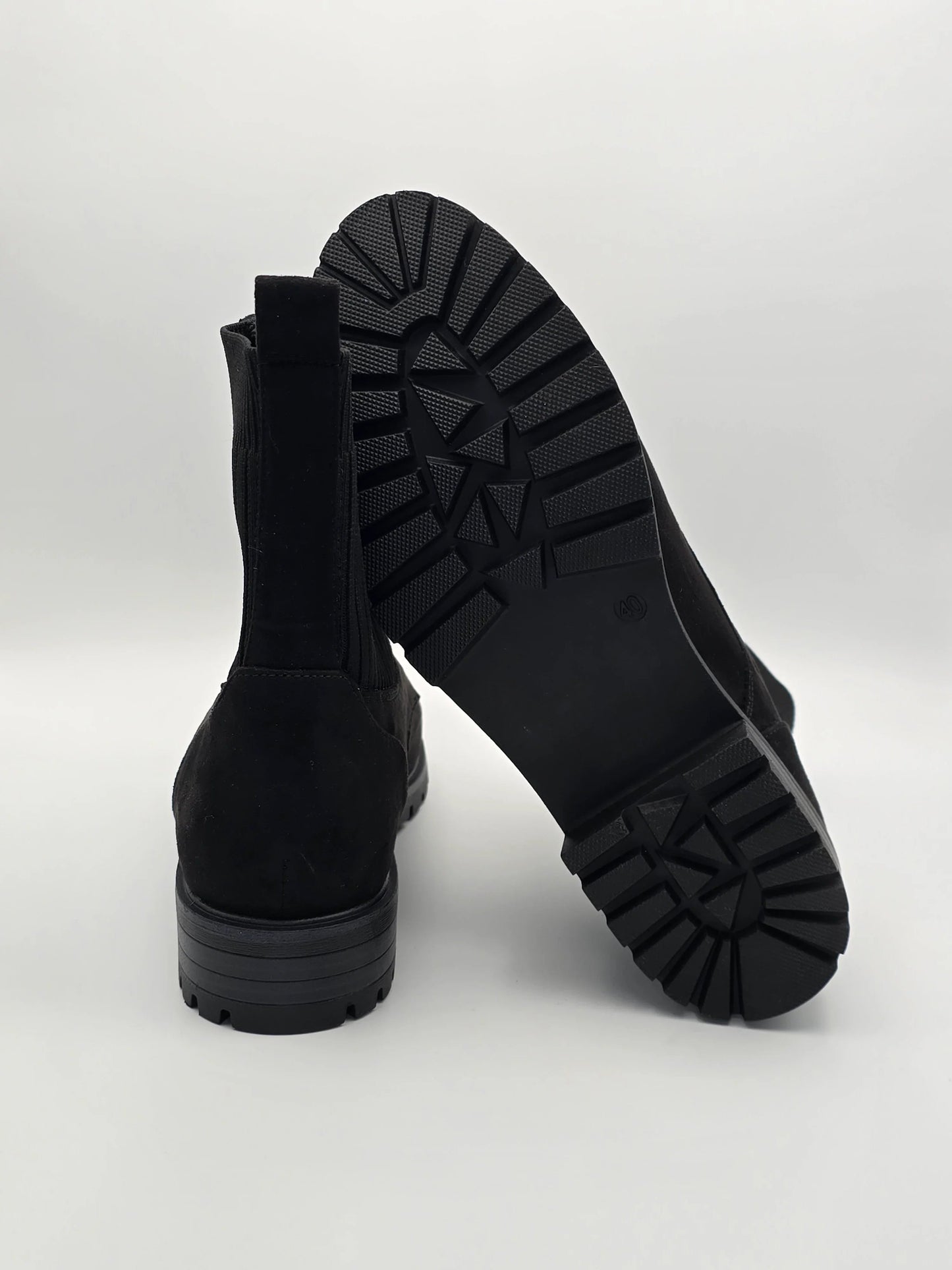 Schwarze Stiefeletten mit Profilsohle, nachhaltige Damen Schuhe auf weißem Hintergrund