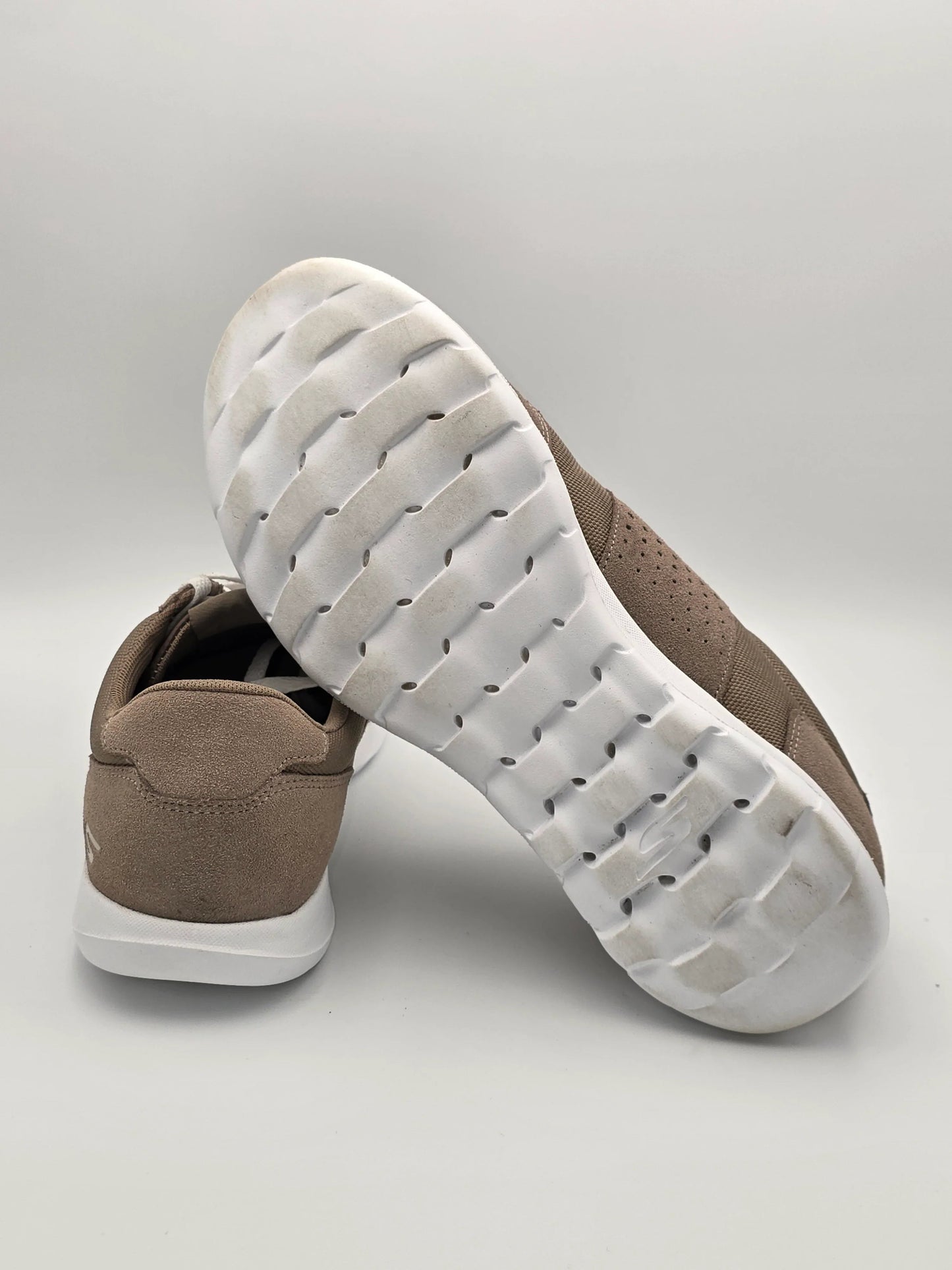 Beige Sneaker mit weißer Sohle, moderne nachhaltige Schuhe, minimalistisch aufgestellt