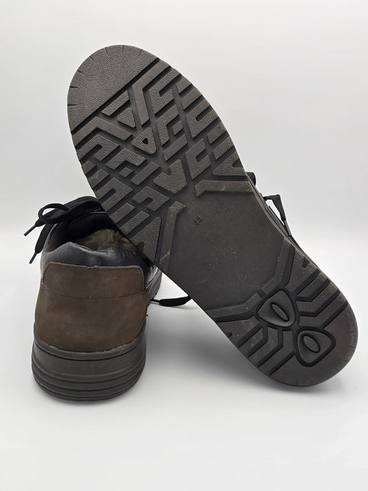 Herren Sneaker mit schwarzer Profilsohle und braunem Wildleder hinten auf weißem Hintergrund