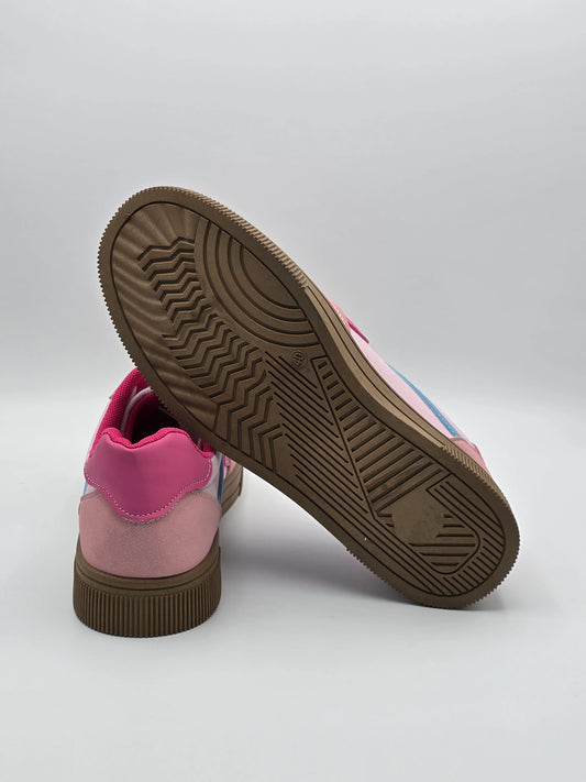 Moderne Sneaker in Pink mit weißer Sohle, nachhaltige Damenschuhe auf weißem Hintergrund