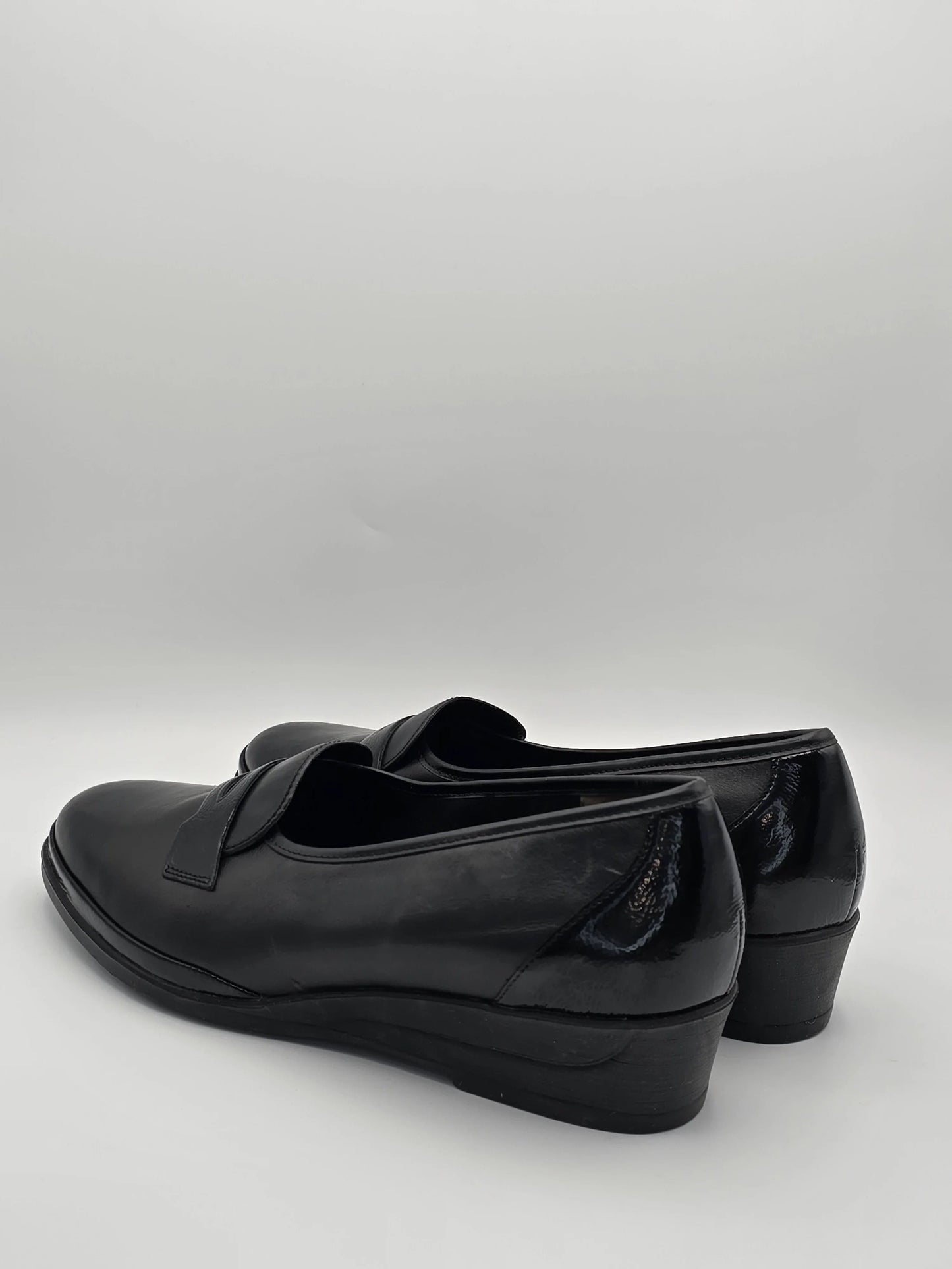 Schwarze Damen Slipper Schuhe mit Klettverschluss, moderner Keilabsatz, Lederoptik