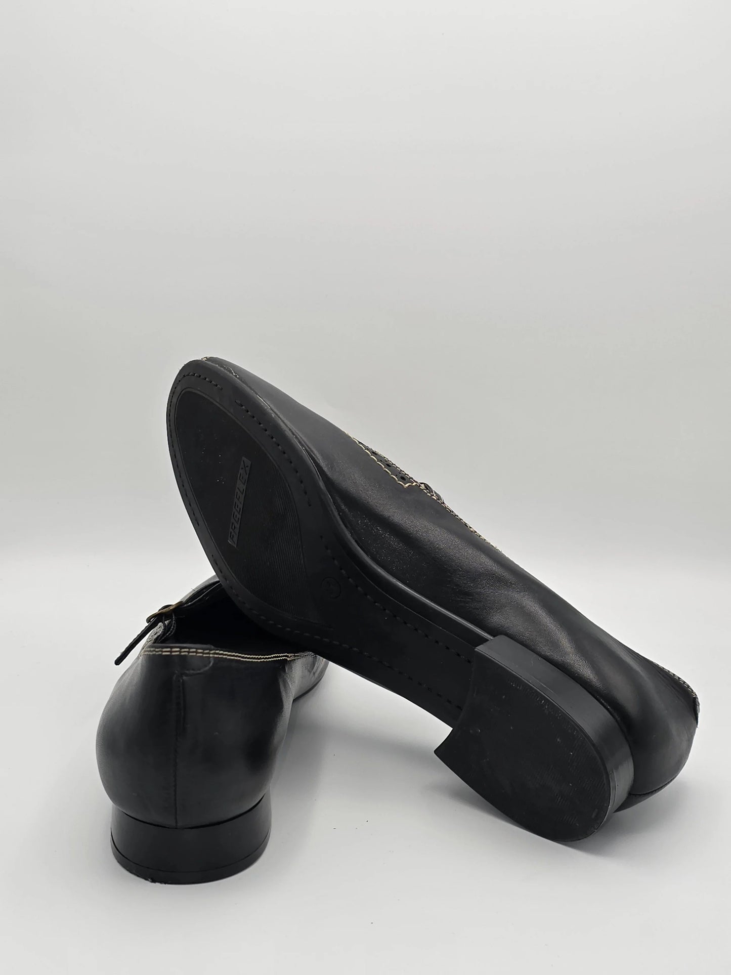Schwarze Damenschuhe aus Leder mit flachem Absatz, Mode Schuh auf weißem Hintergrund