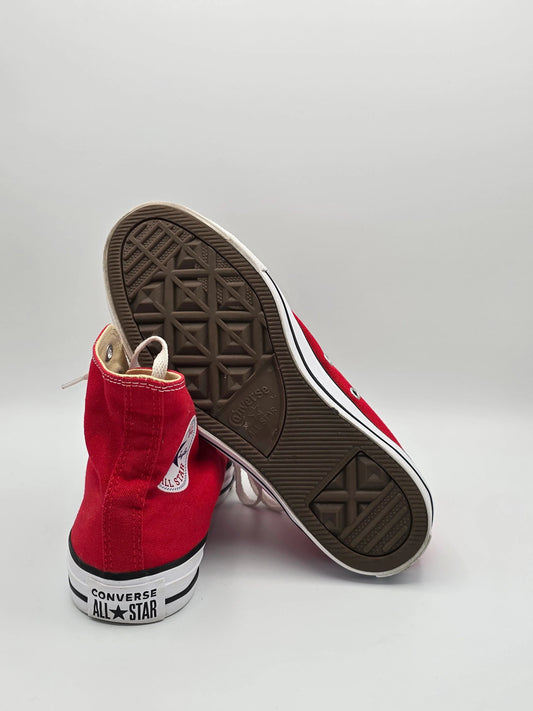 Rote Converse All Star High-Top Sneaker auf weißem Hintergrund, Sohle und Rückseite sichtbar