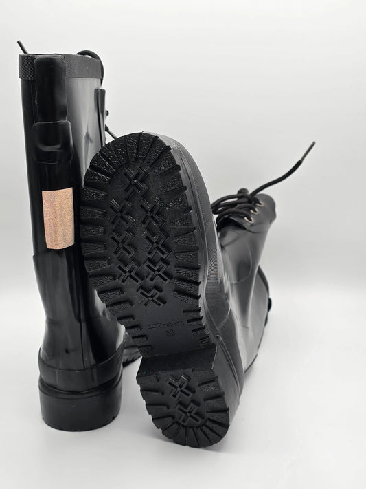 Schwarze Gummistiefel mit Profilsohle, nachhaltige Mode, Vorder- und Rückansicht