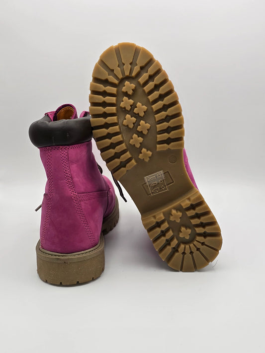 Pinkfarbene Stiefeletten aus Leder mit grober Profilsohle auf weißem Hintergrund, nachhaltige Mode