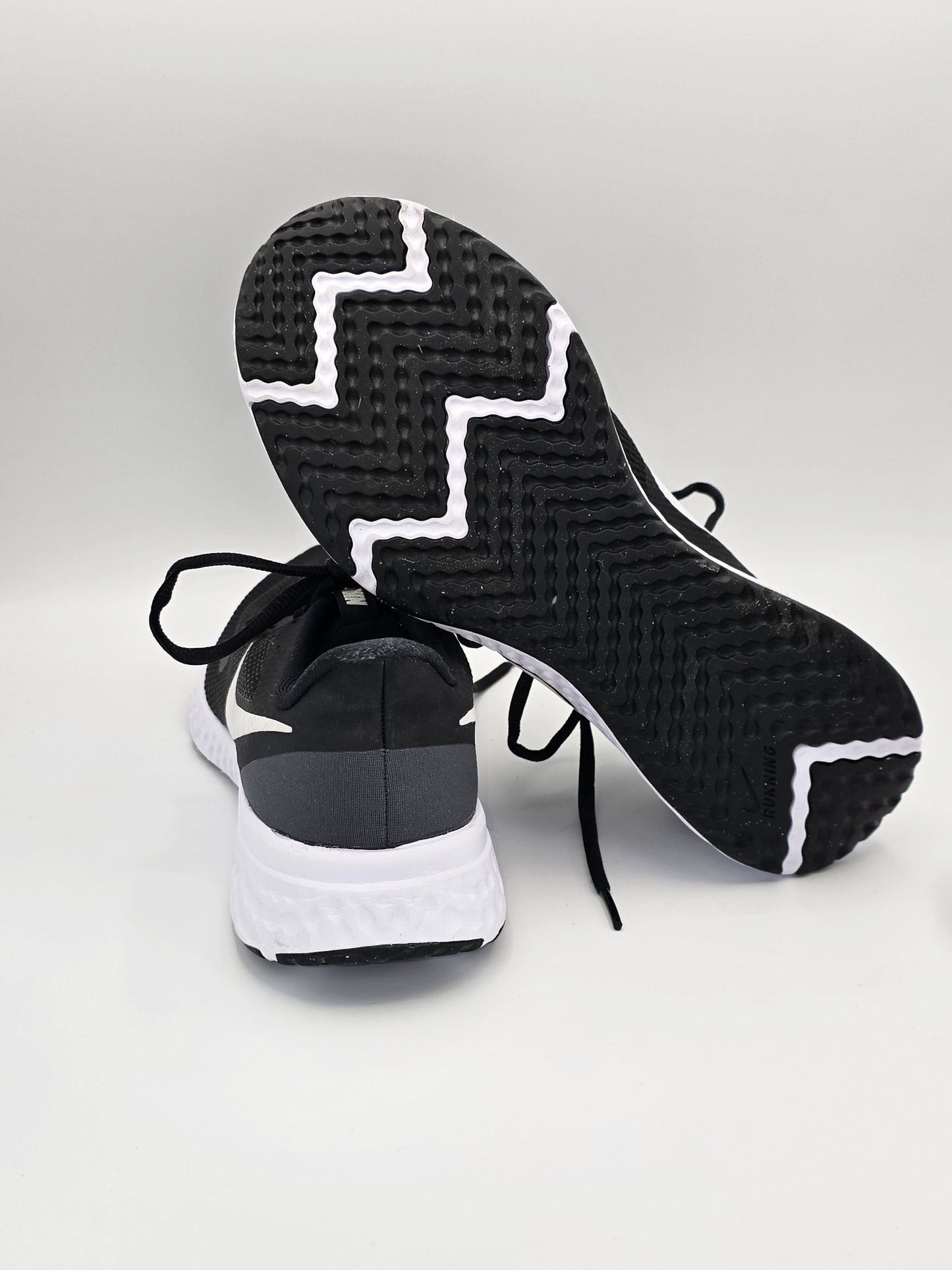 Nike Revolution Sneaker Schwarz – Damen Laufschuhe (Gr. 39)