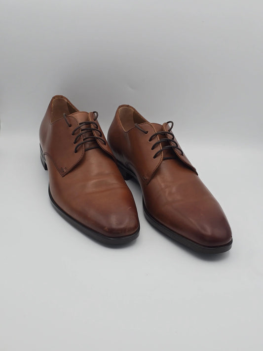 Elegante braune Herren Lederschuhe mit Schnürung auf weißem Hintergrund, Business Mode