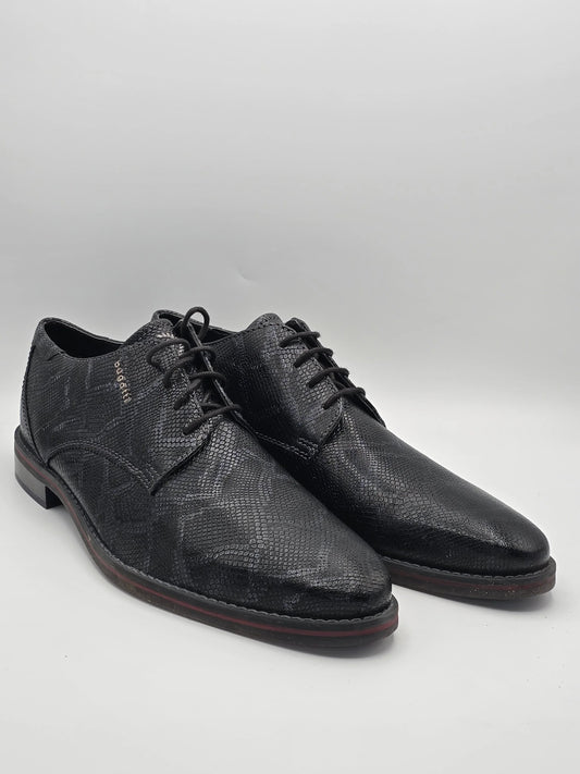Elegante schwarze Herren Schnürschuhe mit Leder-Prägung, Businessschuhe vor weißem Hintergrund