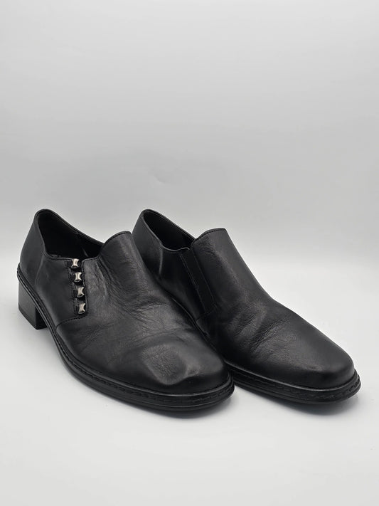 Schwarze Leder-Slipper für Damen mit Blockabsatz und Nieten-Detail, nachhaltige Mode