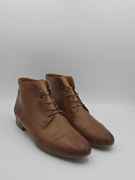 Braune Leder-Schnürschuhe für Damen, nachhaltige Mode auf weißem Hintergrund