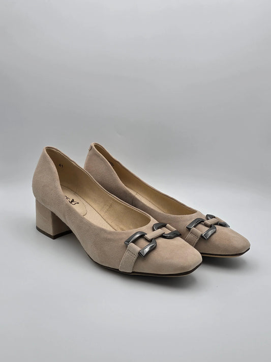 Beige Pumps mit Blockabsatz und Dekorschnalle, elegante Damenschuhe auf weißem Hintergrund