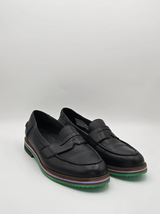 Schwarze Leder Slipper mit grün-lila Sohle, modische Damen Schuhe auf weißem Hintergrund
