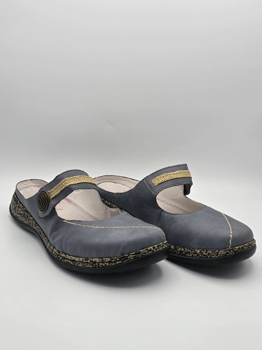 Damen Mary Jane Schuhe in Grau mit gelbem Zierstreifen und runder Applikation, nachhaltige Mode
