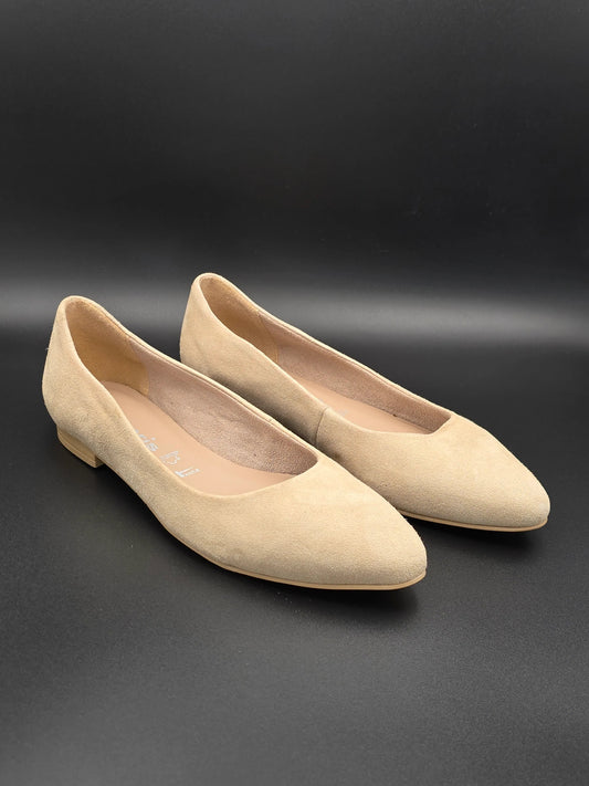 Beige Damen Ballerinas aus Wildleder, flach, elegant, vor schwarzem Hintergrund