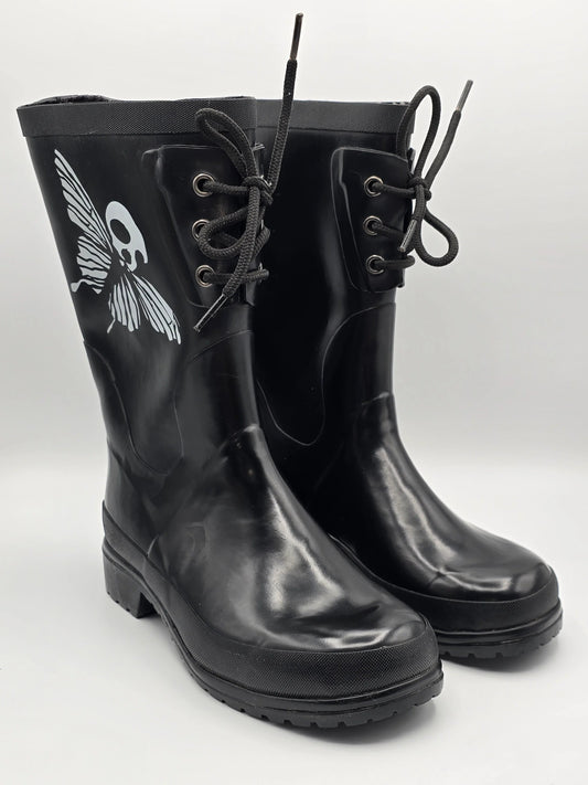 Schwarze Gummistiefel mit Schnürsenkeln und weißem Totenkopf-Schmetterling Motiv