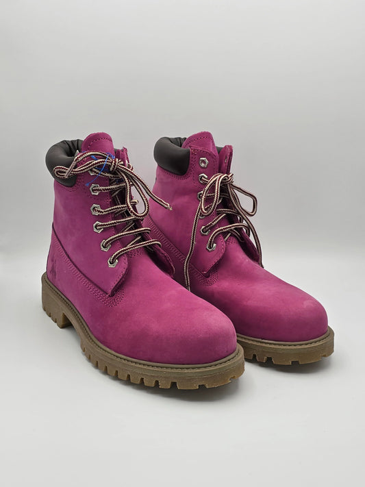 Pinkfarbene Boots mit Schnürung und Profilsohle vor weißem Hintergrund, nachhaltige Mode