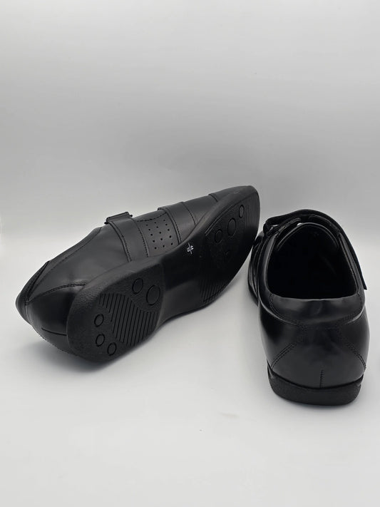 Schwarze Herrenschuhe aus Leder mit Klettverschluss, modisch und nachhaltig, auf weißem Hintergrund