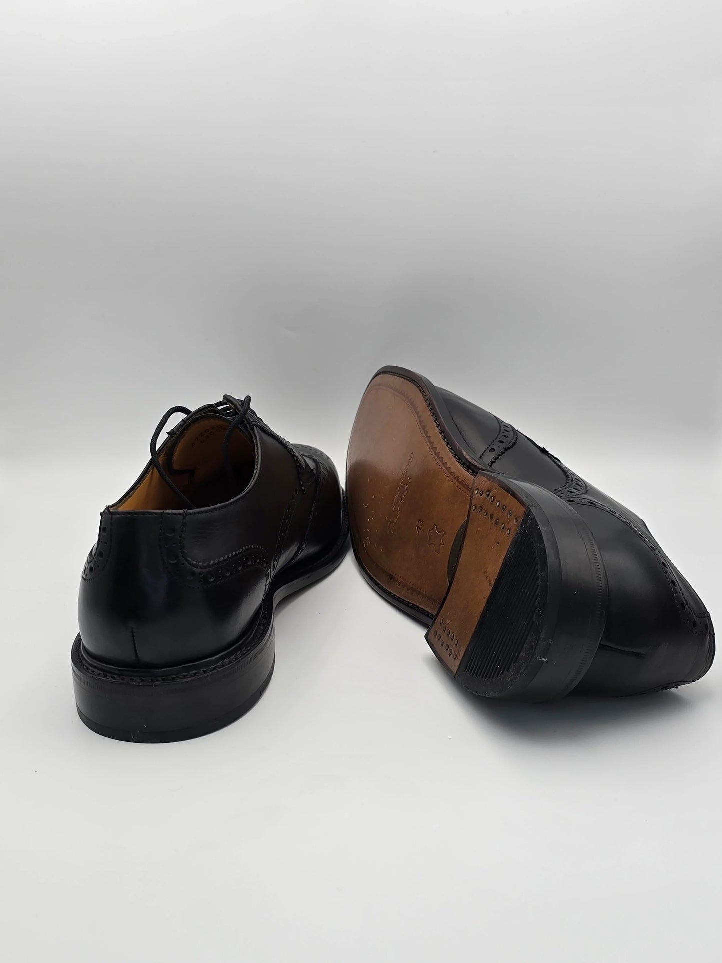 Schwarze Herren-Lederschuhe mit Lochmuster, klassische Eleganz, nachhaltige Mode