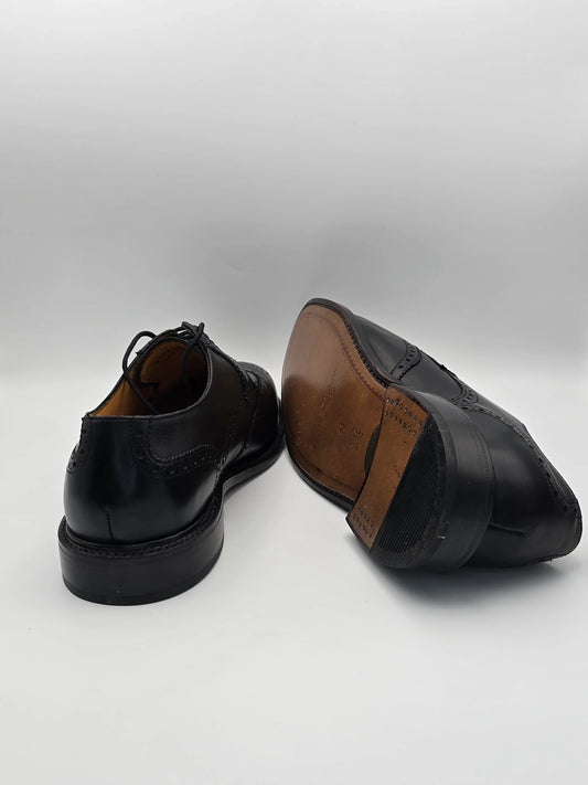 Schwarze Herren-Lederschuhe mit Lochmuster, klassische Eleganz, nachhaltige Mode
