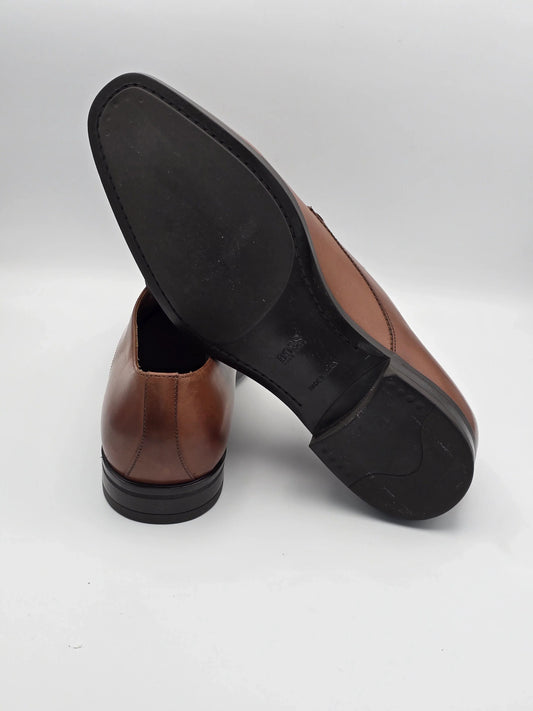 Elegante braune Lederschuhe mit schwarzer Sohle, Mode Accessoire auf weißem Hintergrund