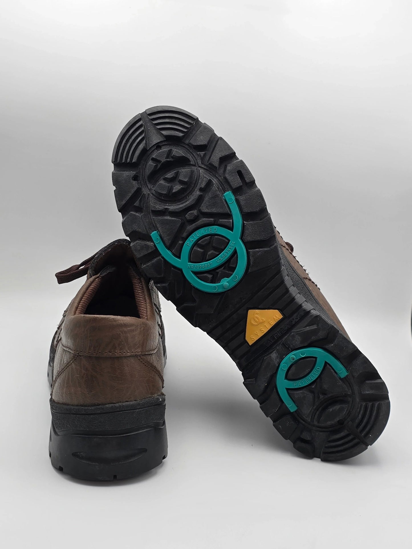 Brauner Lederschuh mit rutschfester schwarzer Sohle und grünem Profil, nachhaltige Mode