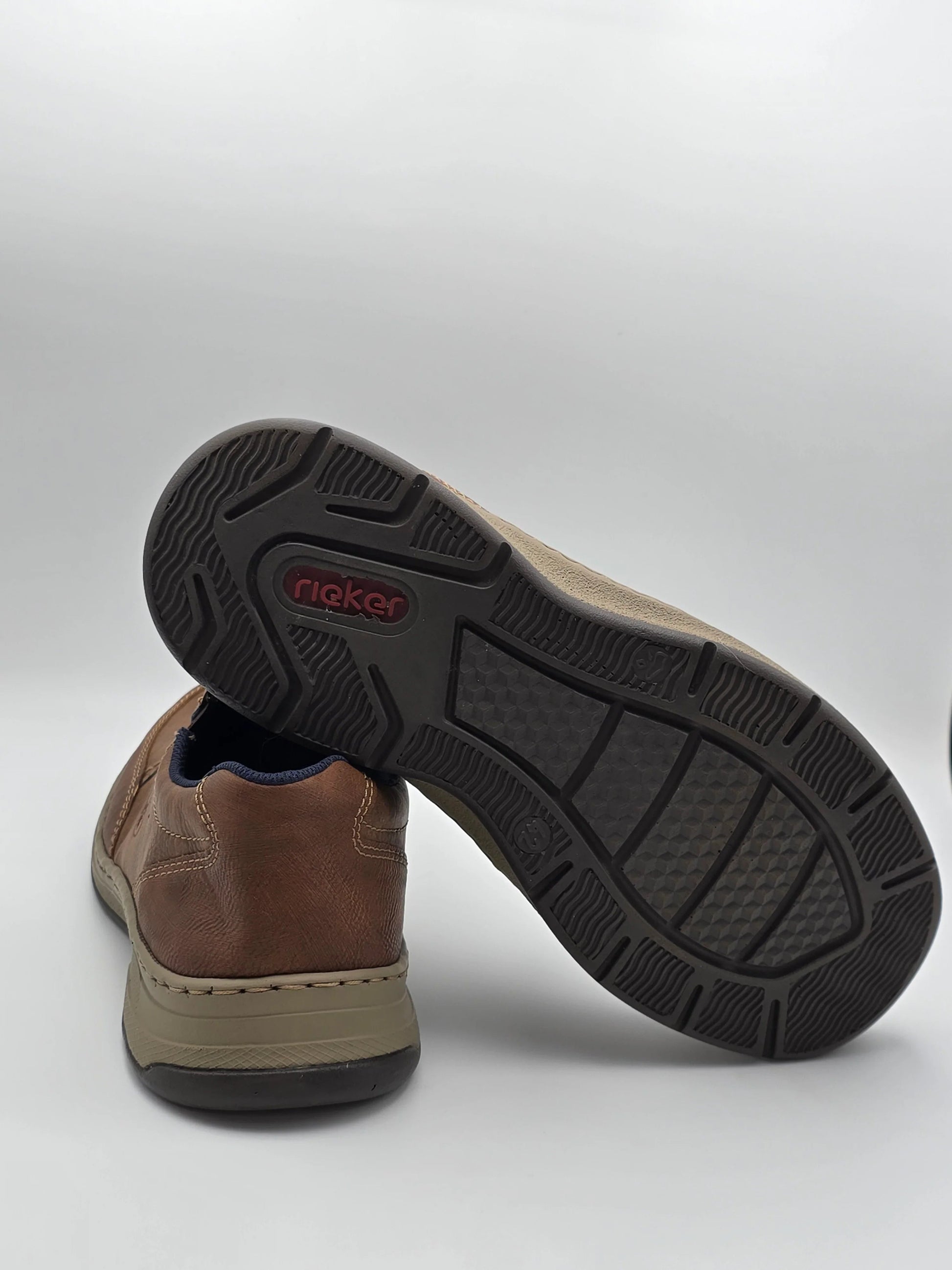 Brauner Herrenschuh mit robustem Profil, nachhaltige Mode, seitliche Naht, Studiohintergrund