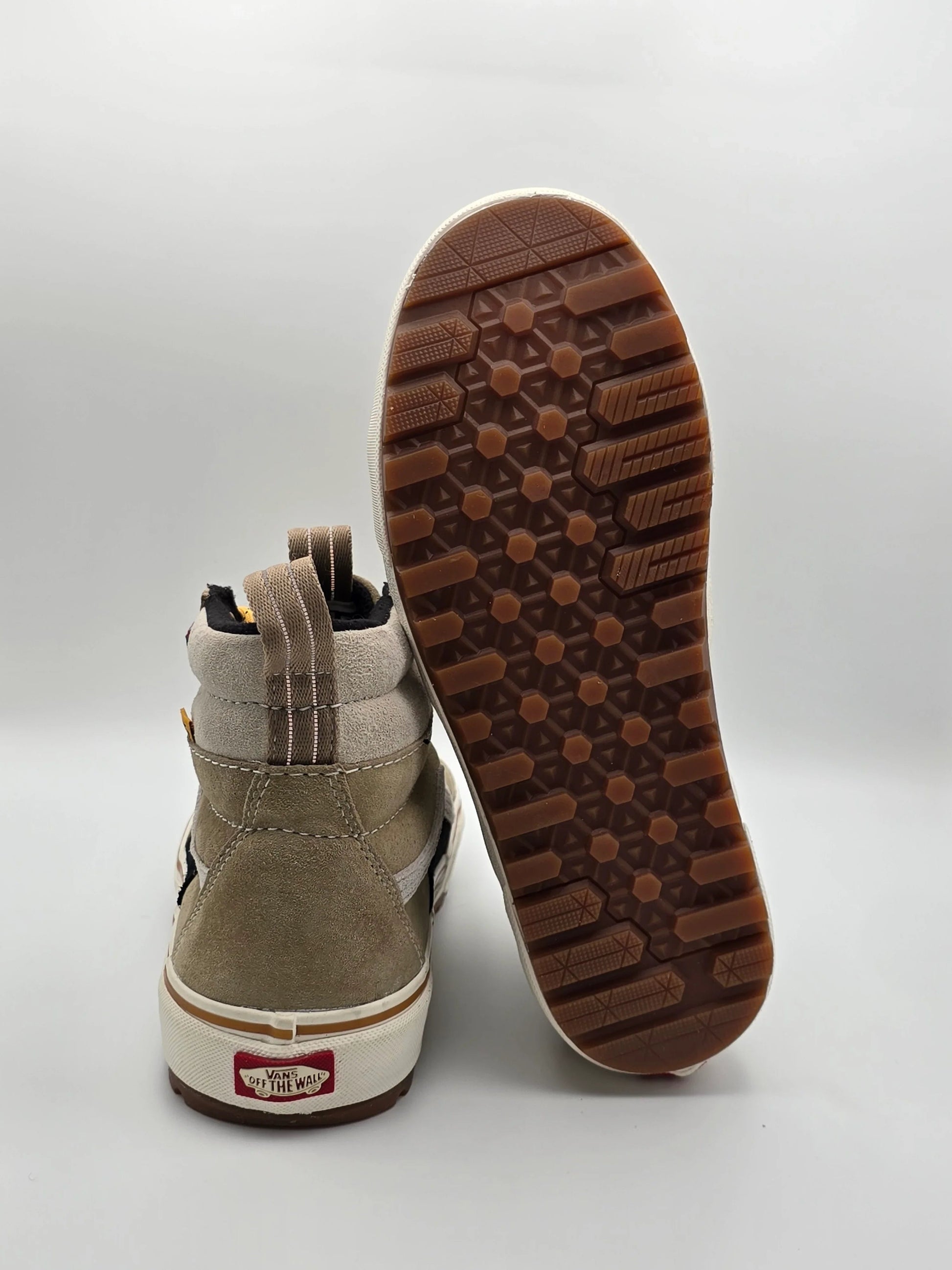 Beiger Sneaker aus Wildleder, Ansicht von hinten und mit grober Profilsohle, Mode Schuh