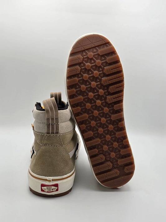 Beiger Sneaker aus Wildleder, Ansicht von hinten und mit grober Profilsohle, Mode Schuh
