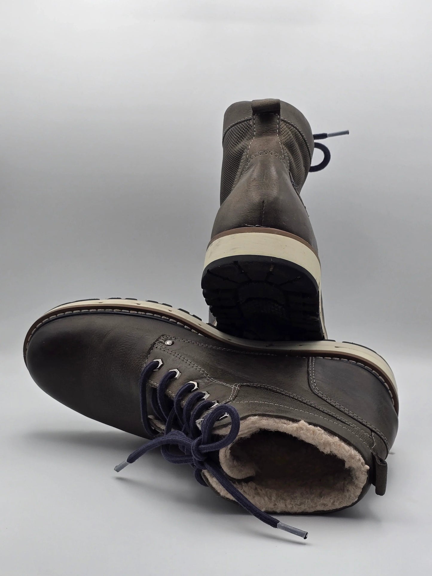 Braune Winterstiefel mit Schnürung und Fellfutter auf hellem Hintergrund, nachhaltige Mode