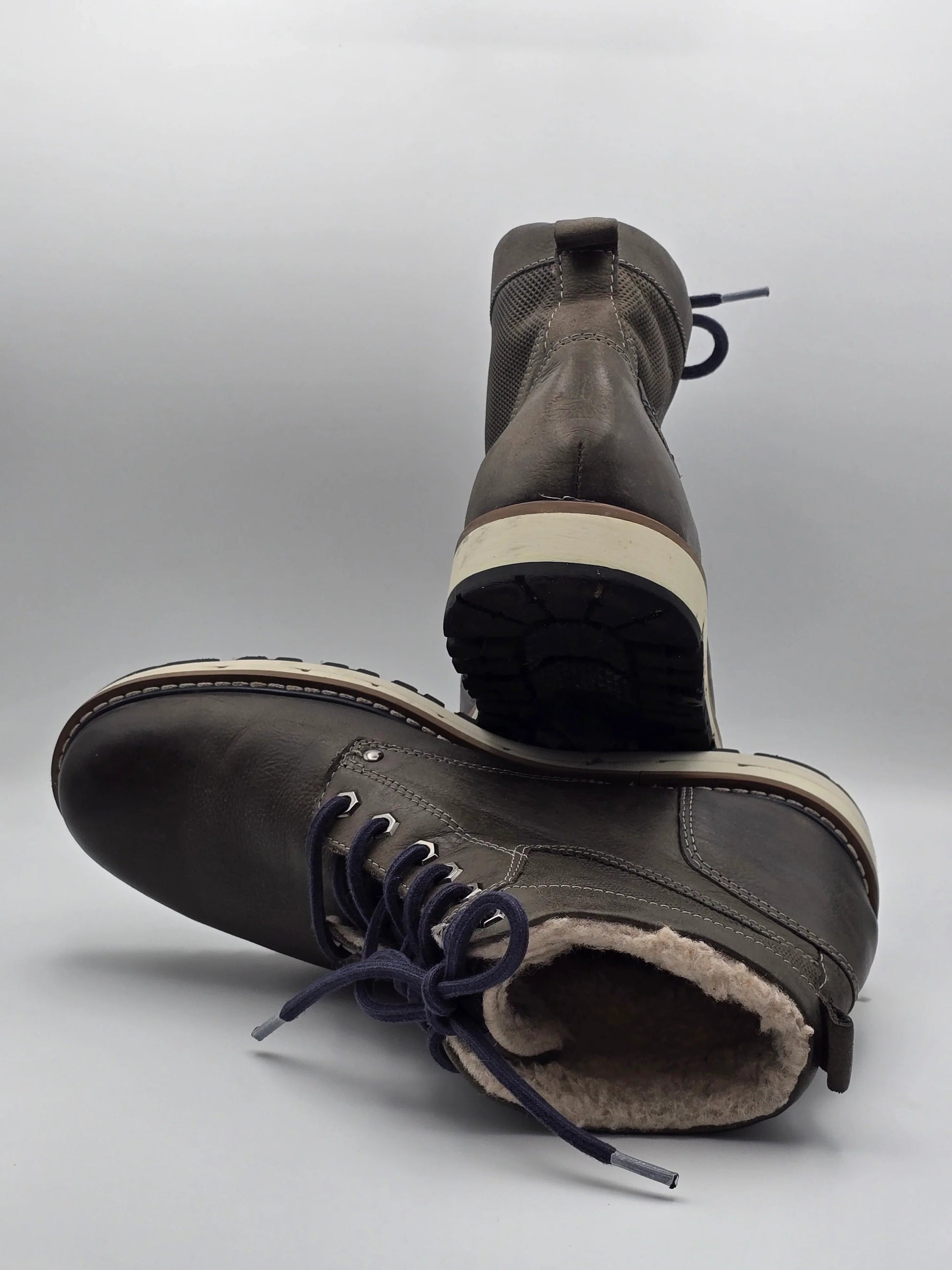 Braune Winterstiefel mit Schnürung und Fellfutter auf hellem Hintergrund, nachhaltige Mode
