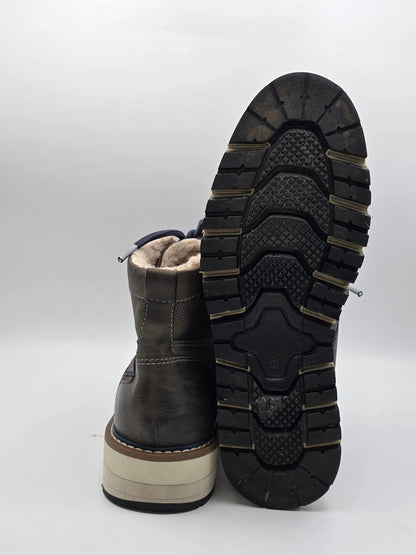Herrenschuh aus Leder mit dicker Sohle und Profil, modisch und nachhaltig, seitliche Ansicht
