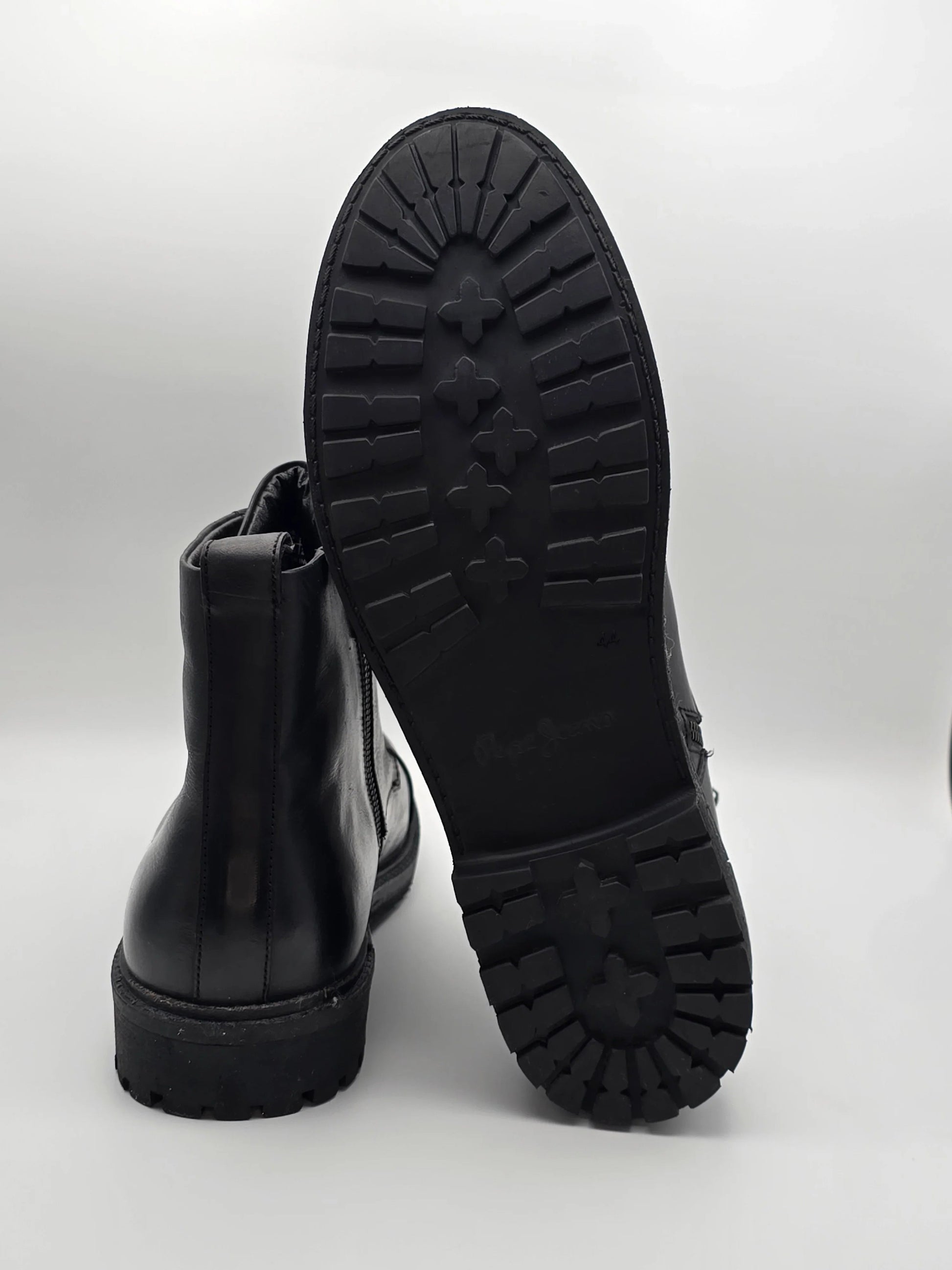 Schwarze Lederstiefel mit markanter Profilsohle, Mode Schuhe für Herbst und Winter