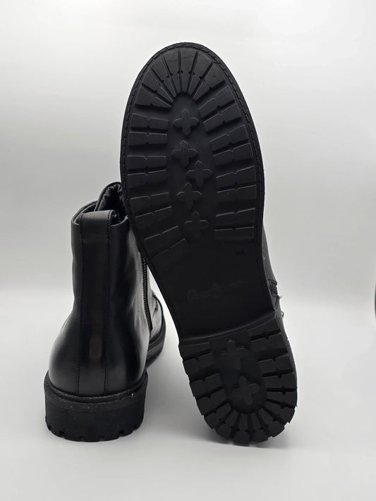 Schwarze Lederstiefel mit markanter Profilsohle, Mode Schuhe für Herbst und Winter