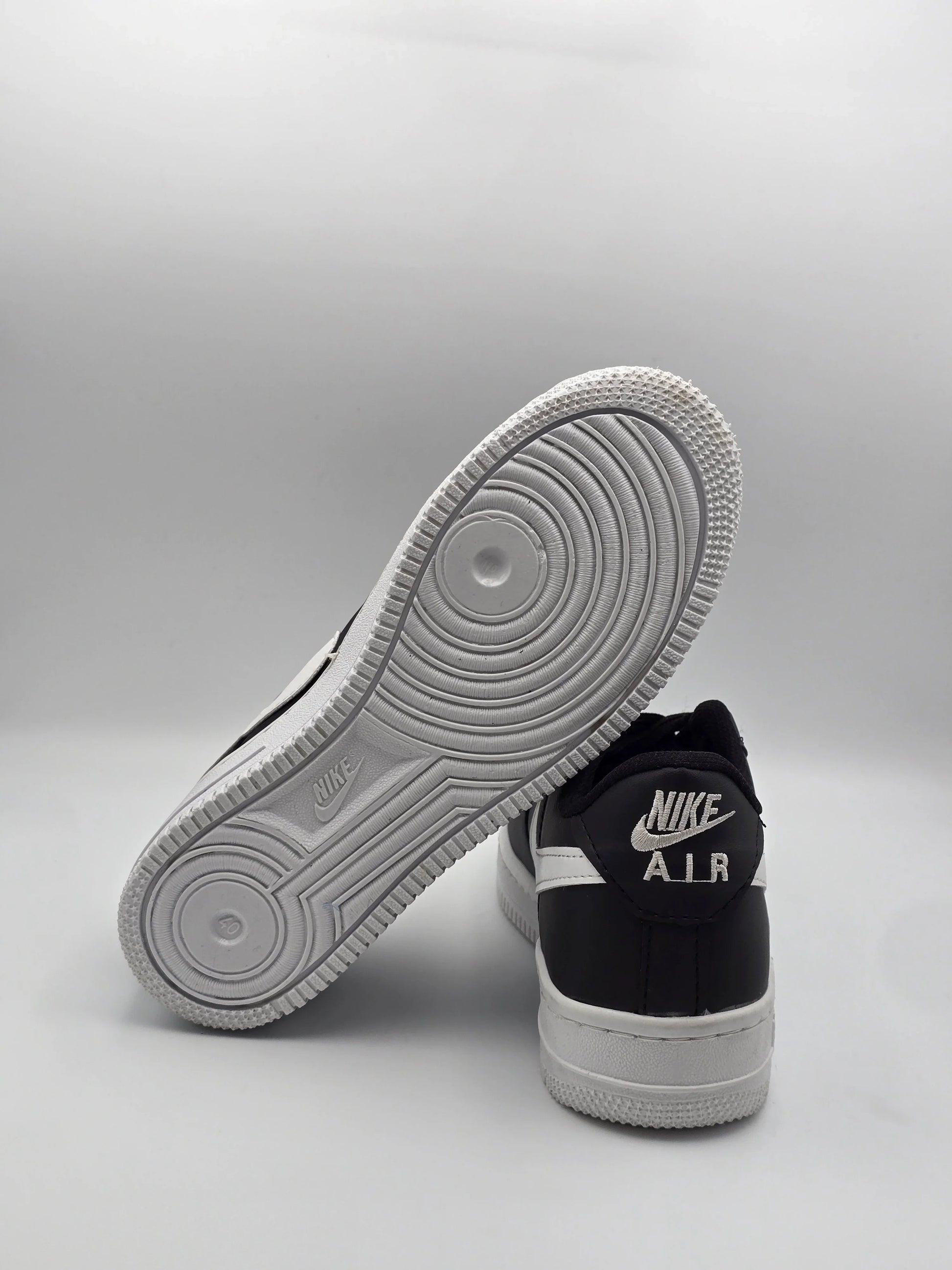 Schwarze und weiße Sneaker auf hellem Hintergrund, moderner Streetwear-Schuh, Produktfoto