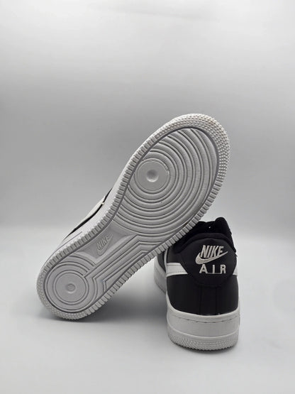 Schwarze und weiße Sneaker auf hellem Hintergrund, moderner Streetwear-Schuh, Produktfoto