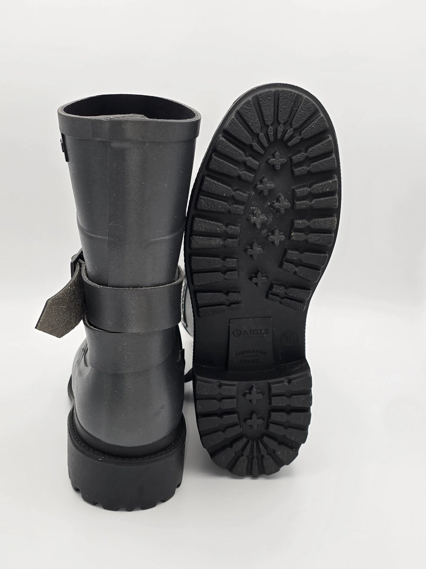Schwarzer Gummistiefel mit Profilsohle, nachhaltige Mode, Outdoor-Schuh auf weißem Hintergrund