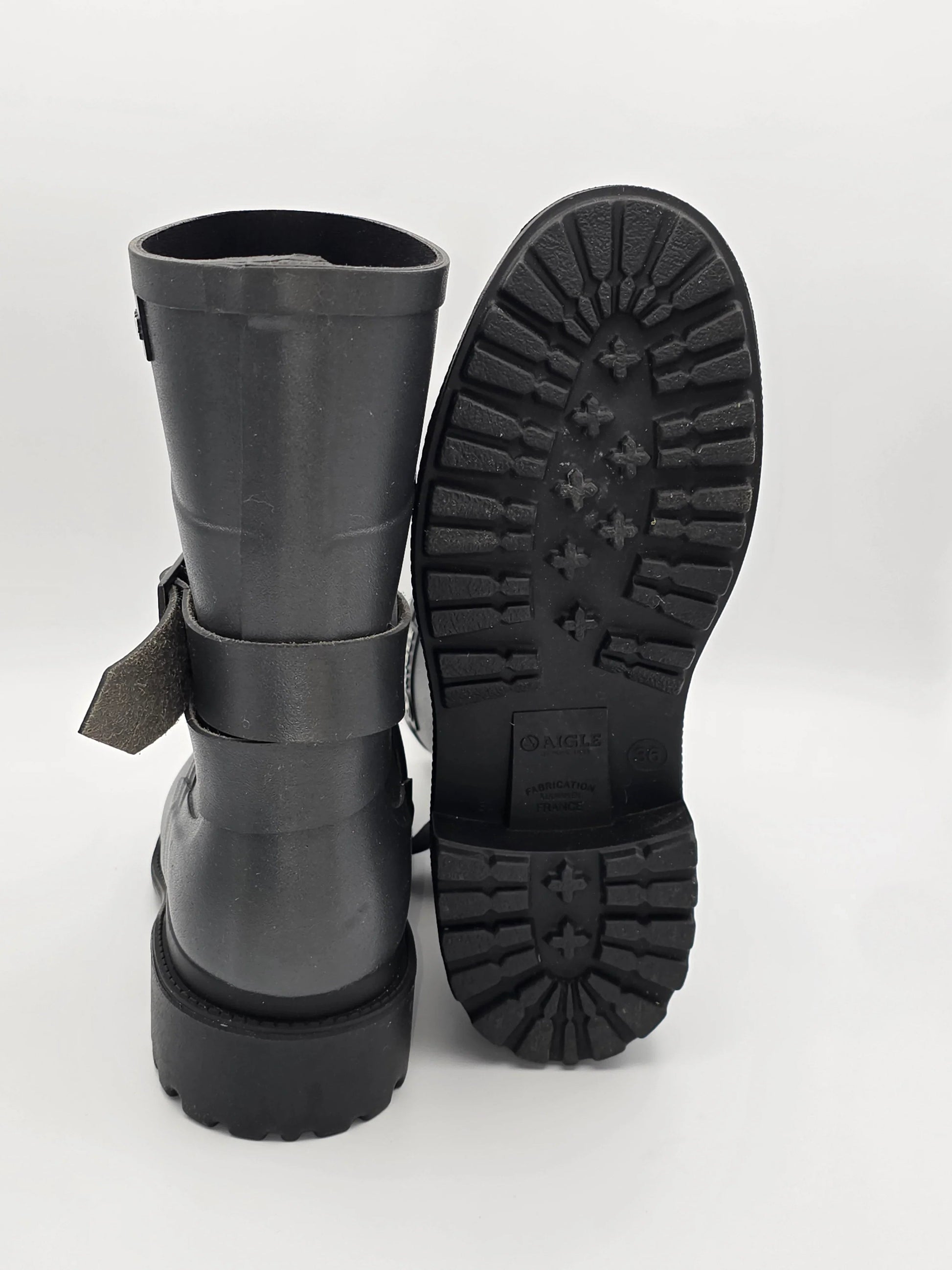 Schwarzer Gummistiefel mit Profilsohle, nachhaltige Mode, Outdoor-Schuh auf weißem Hintergrund
