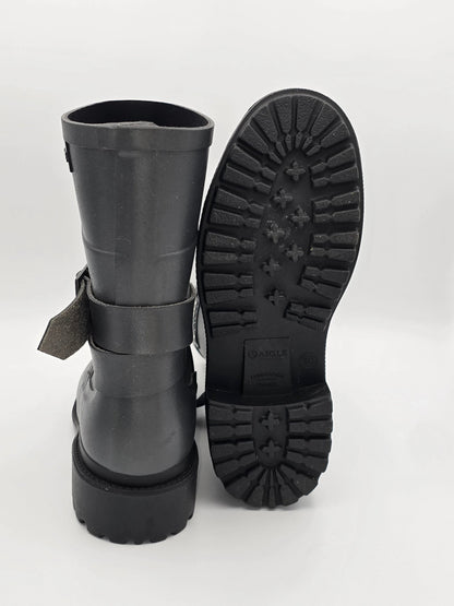 Schwarzer Gummistiefel mit Profilsohle, nachhaltige Mode, Outdoor-Schuh auf weißem Hintergrund