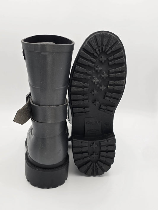 Schwarzer Gummistiefel mit Profilsohle, nachhaltige Mode, Outdoor-Schuh auf weißem Hintergrund