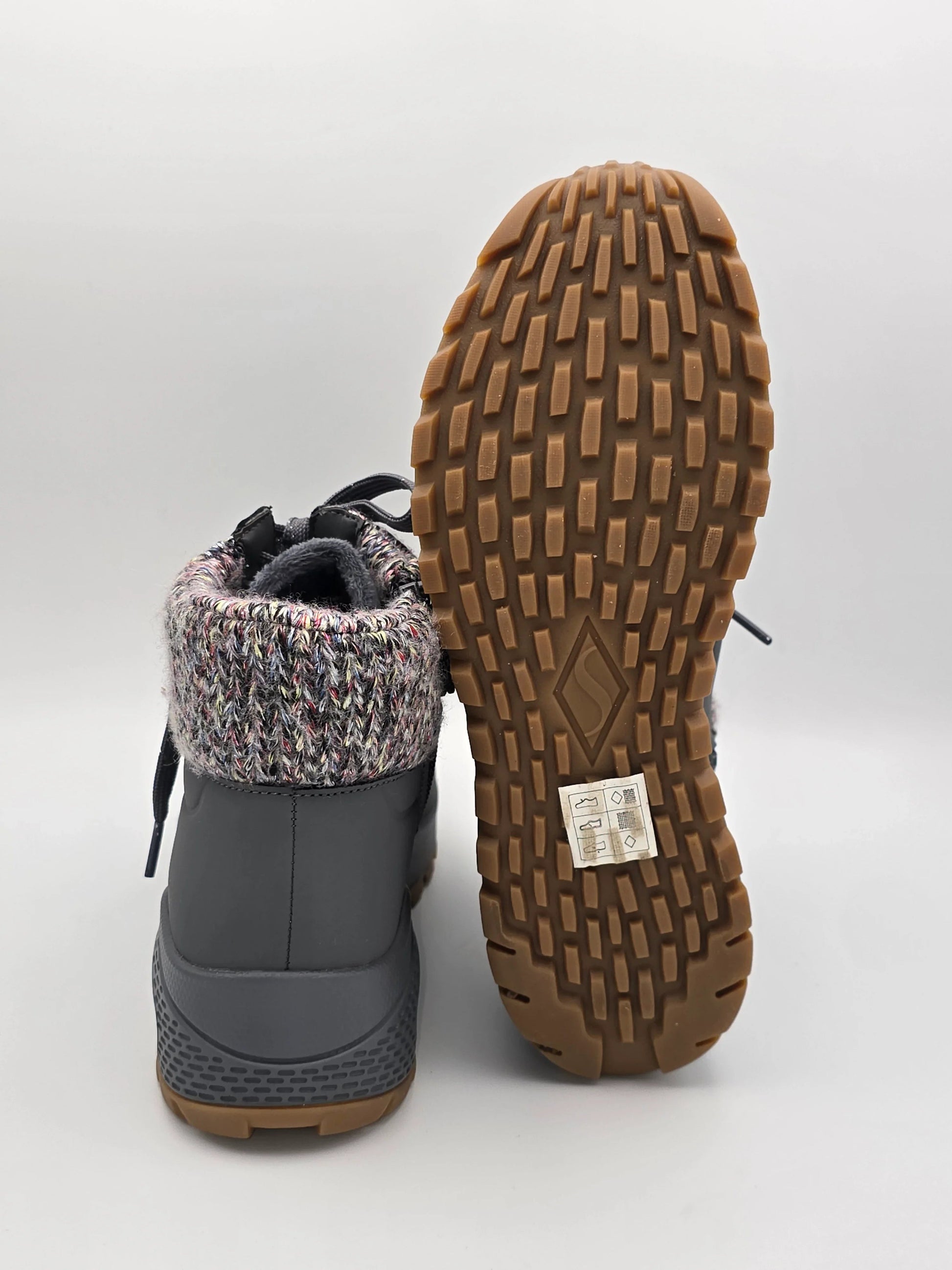 Winterstiefel mit gestricktem Schaft, Profilsohle, nachhaltige Mode Schuhe auf weißem Hintergrund