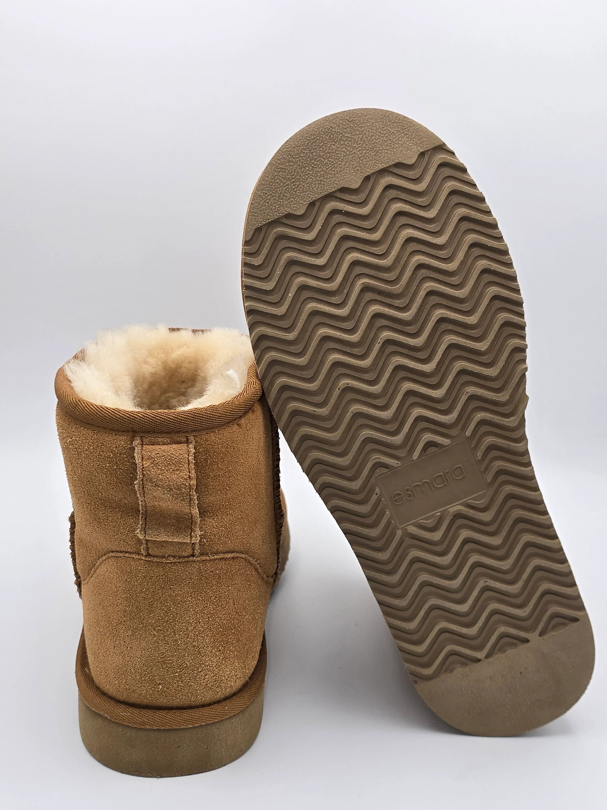 Braune Damen Winterstiefel aus Wildleder mit Fellfutter und rutschfester Sohle auf weißem Hintergrund