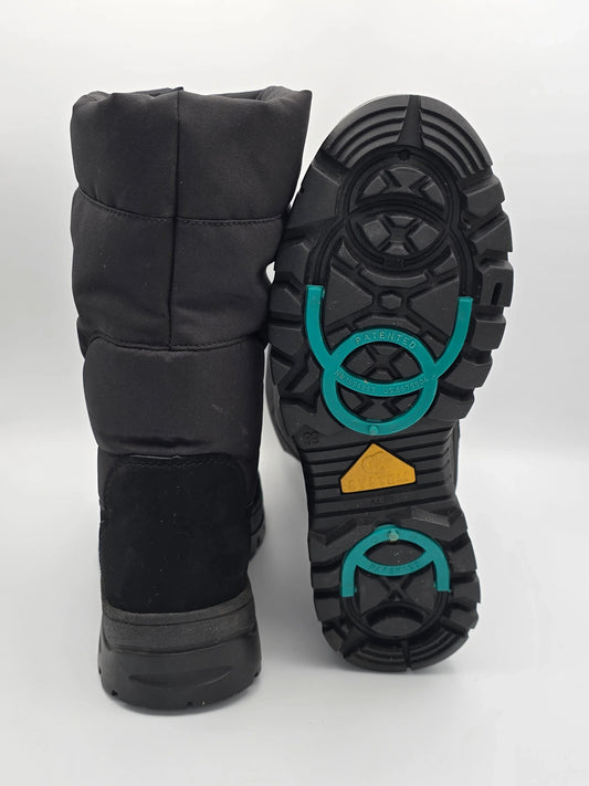 Schwarzer Winterstiefel mit Profilsohle und integrierten Spikes, nachhaltige Mode