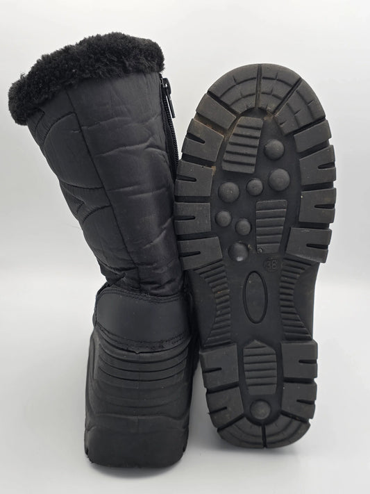 Schwarzer Winterstiefel mit dicker Profilsohle und Futter, nachhaltige Mode Schuh